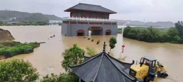 雨夜奔赴,，沃爾沃挖掘機馳援搶險救災(zāi)